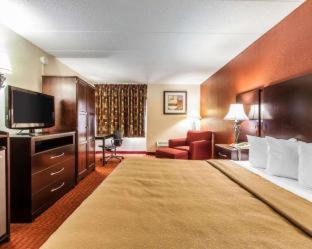 King Room - Non-Smoking interior